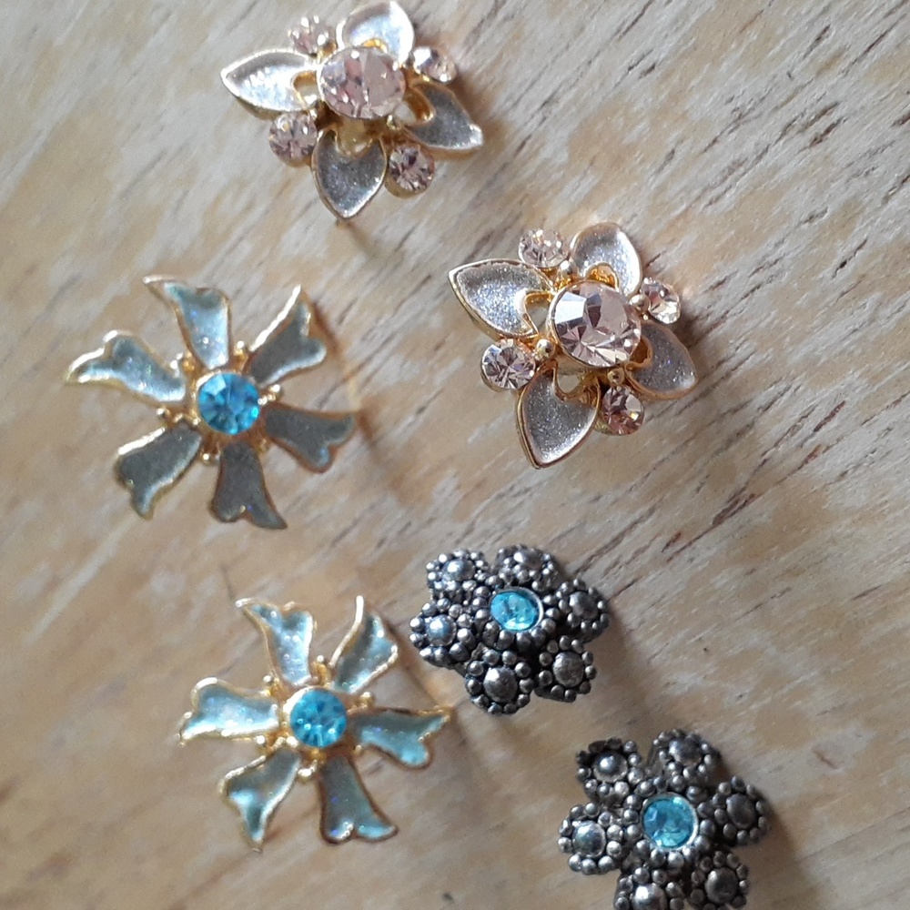 3 Pairs of Pierced Stud Earrings H119